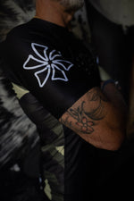 MEN'S TECHNO CAMO SHORT SLEEVE RASH GUARD