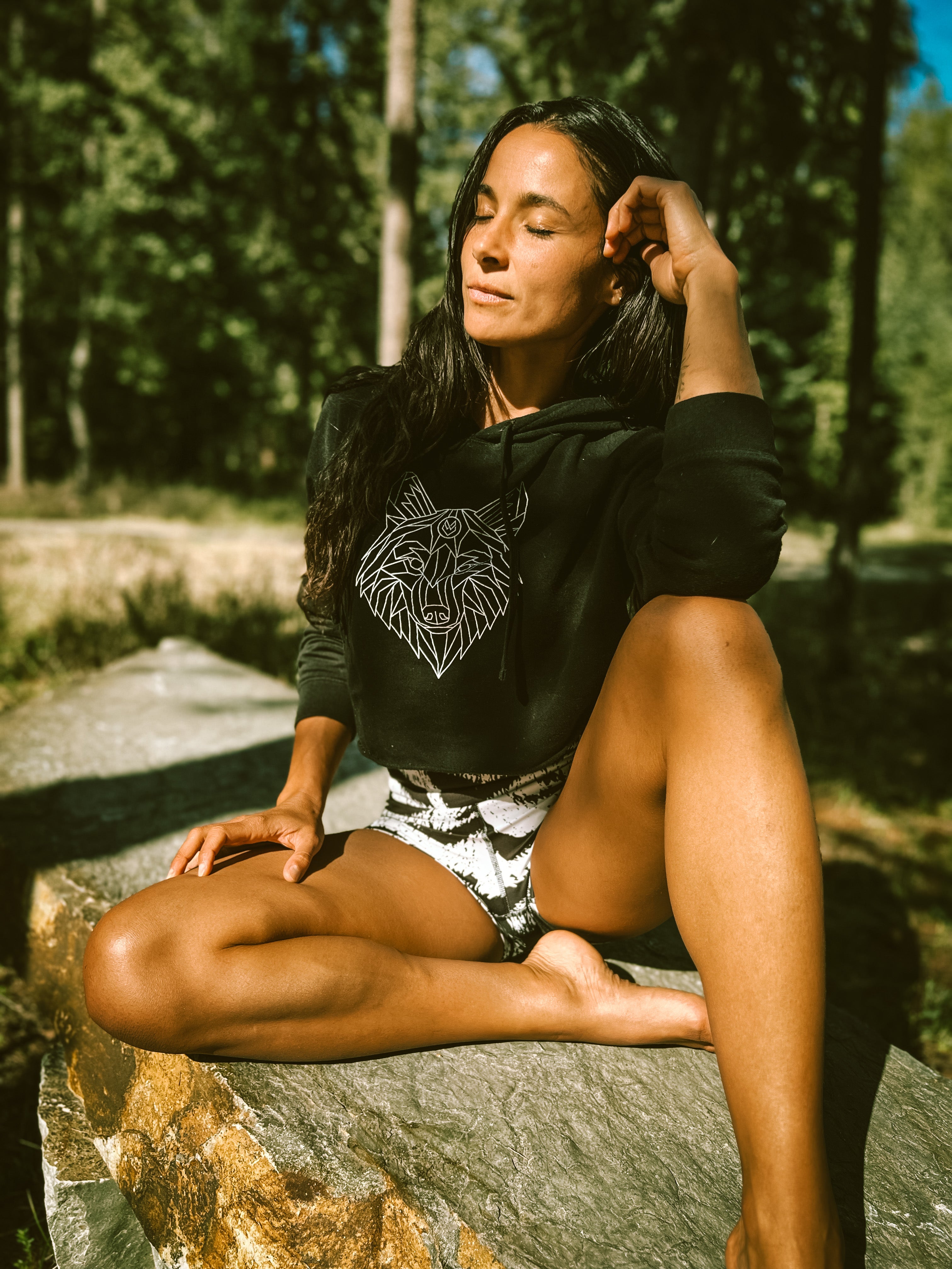 THE WOLF WOMEN CROP HOODIE