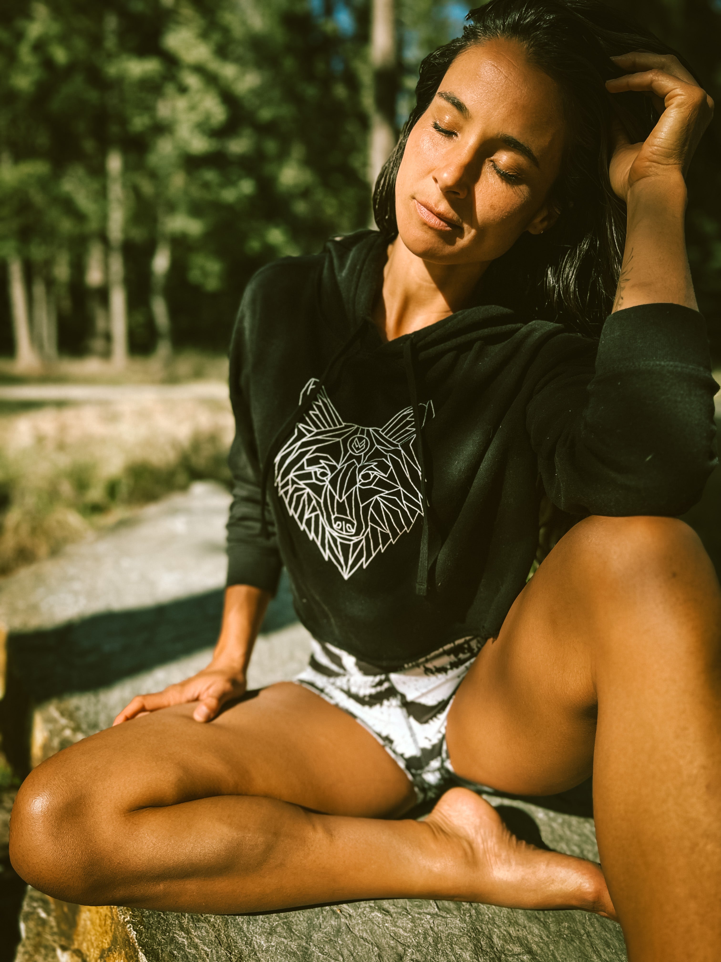 THE WOLF WOMEN CROP HOODIE