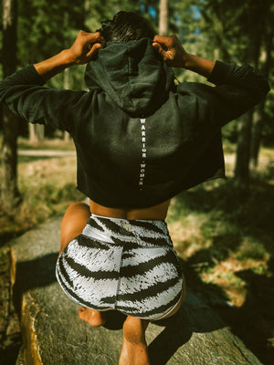 THE WOLF WOMEN CROP HOODIE